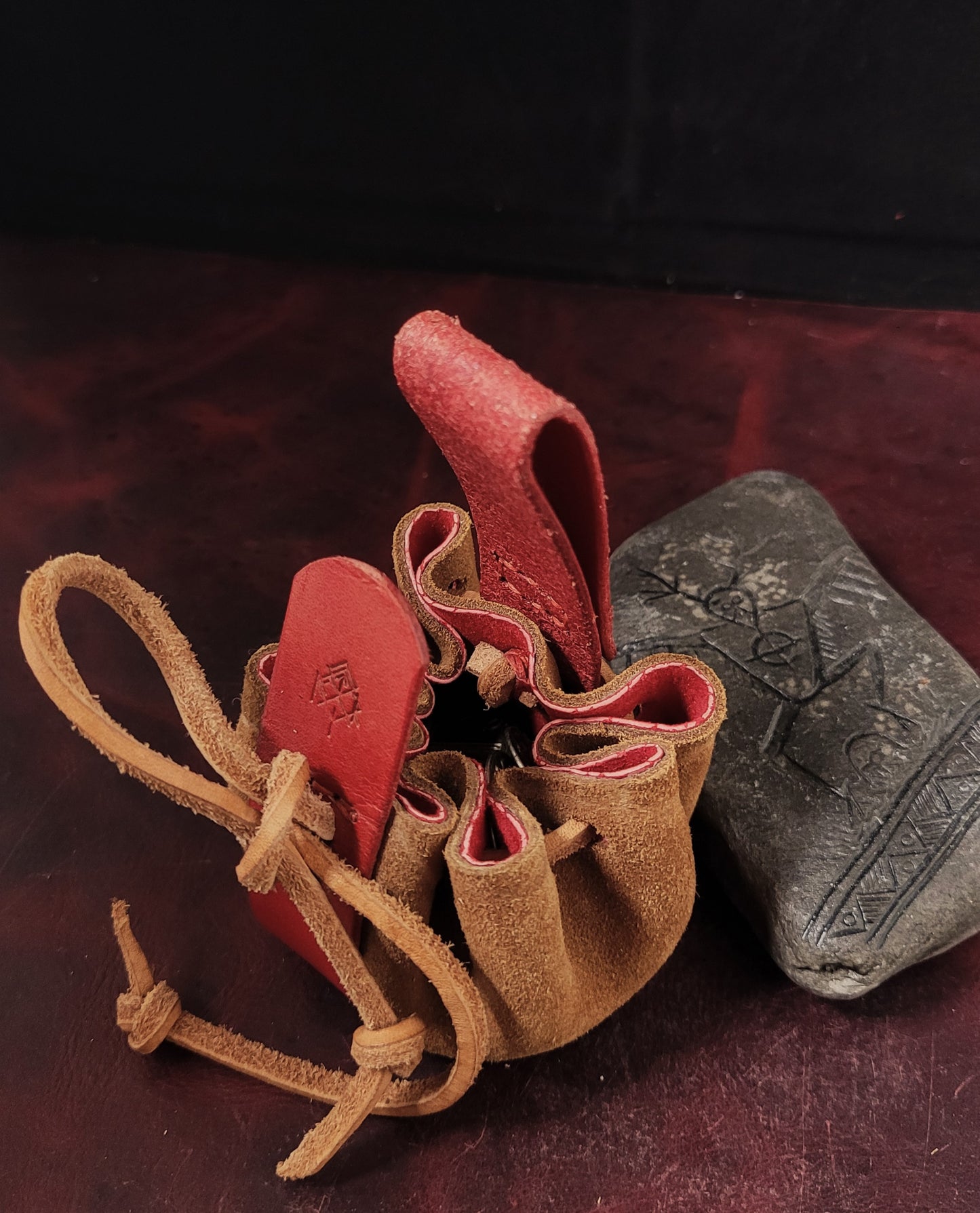 Leather coin purse "The Duke"- red suede