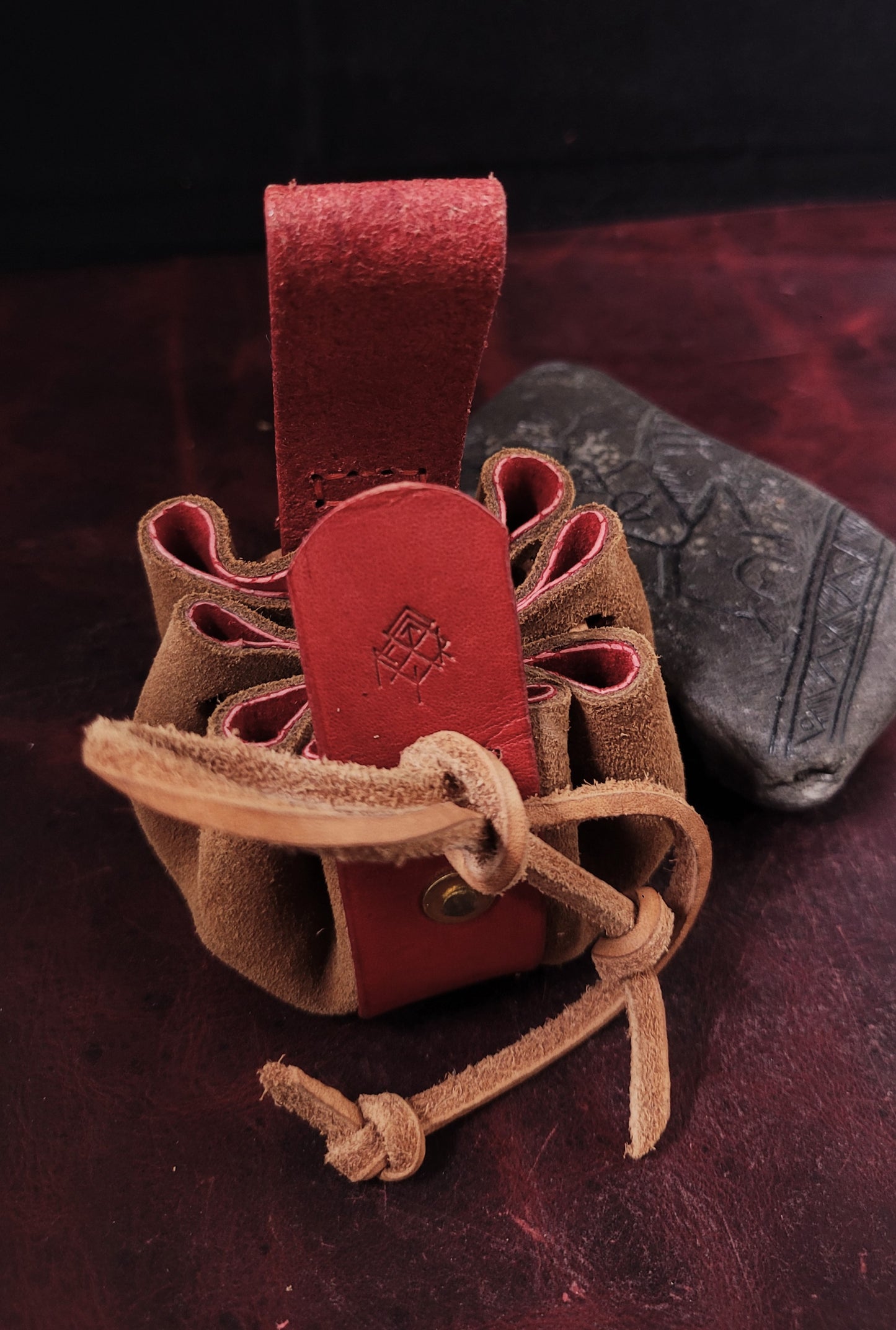 Leather coin purse "The Duke"- red suede