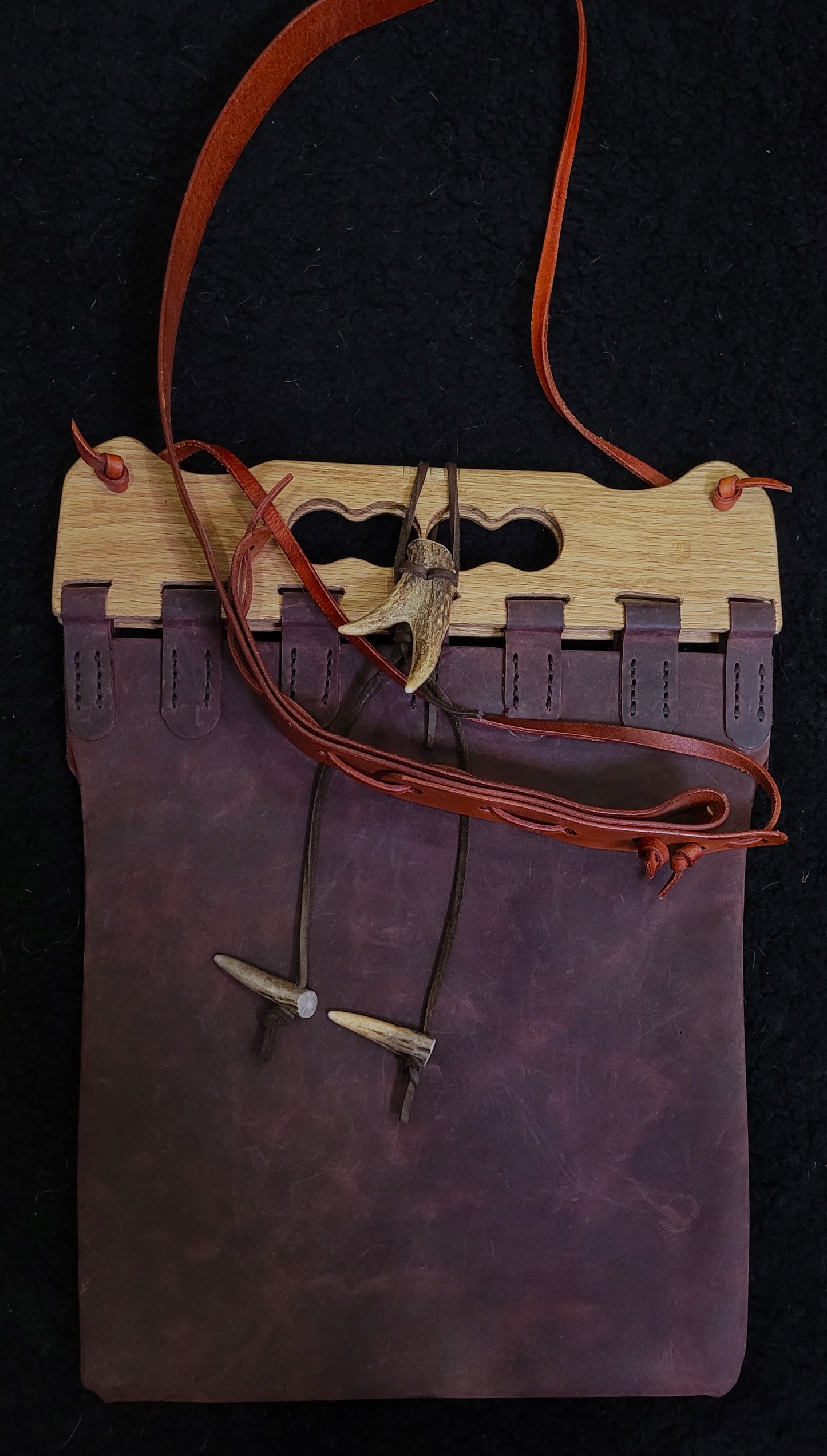 Leather Shoulder bag with lock toggle - purple