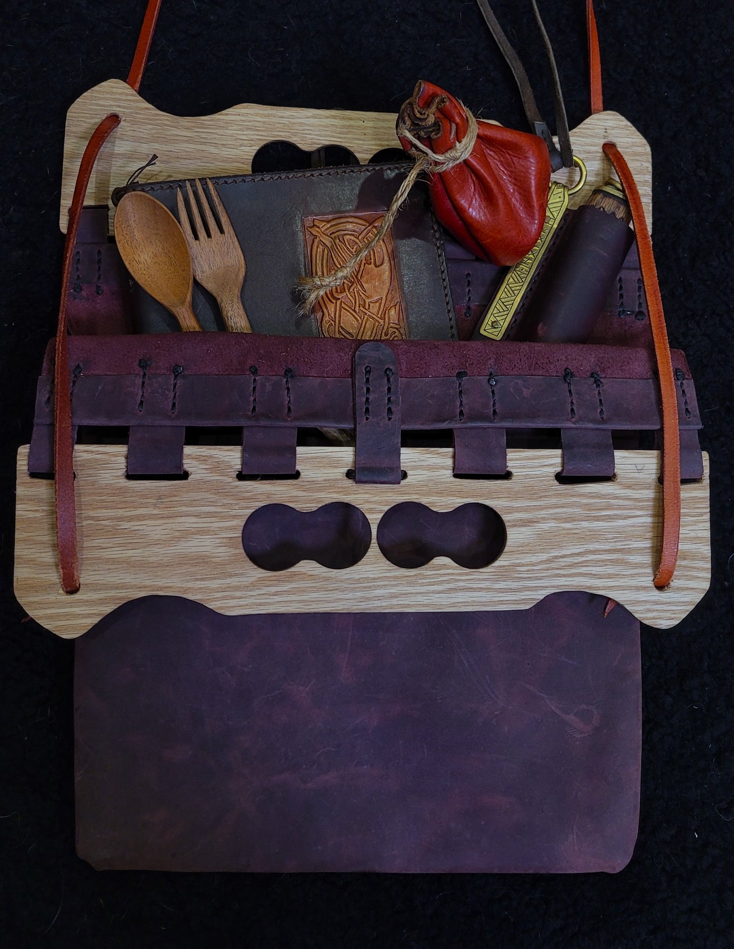 Leather Shoulder bag with lock toggle - purple