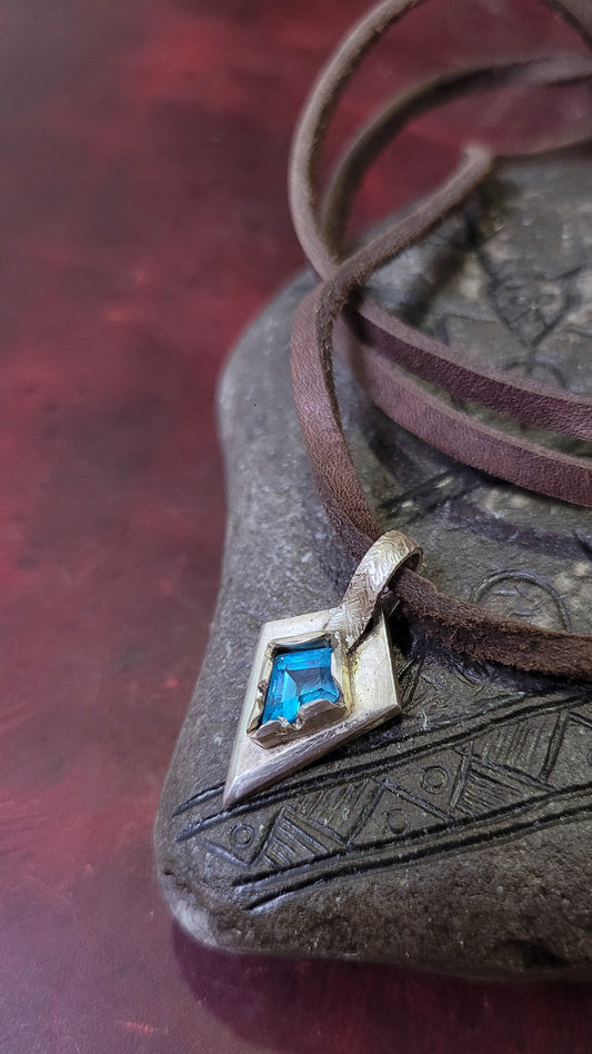 .925 Silver Spear Pendant -blue topaz- leather cord *chipped gem